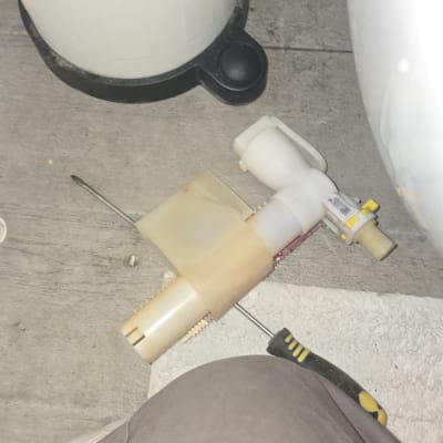 חלקי אינסטלציה וכלי עבודה על הרצפה