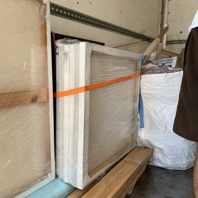 חפצים ארוזים במשאית הובלה עם רצועות כתומות