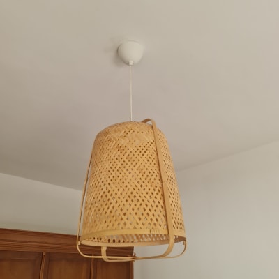 מנורת תקרה עם אהיל קלוע תלויה מהתקרה