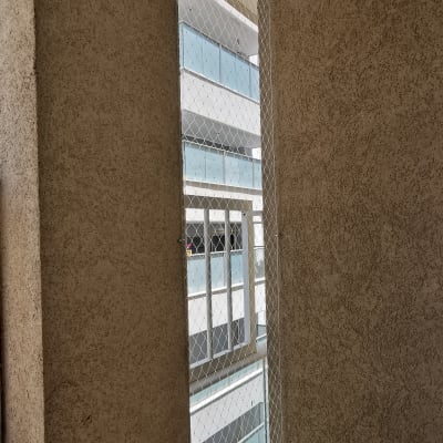 רשת למניעת כניסת יונים במרפסת בניין