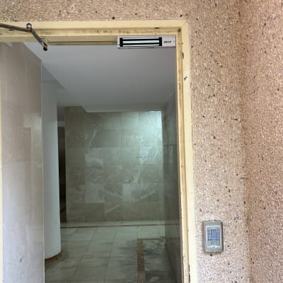 אינטרקום עם לוח מקשים על קיר חיצוני