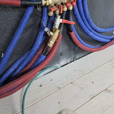 צינורות מים עם ברזים על קיר שחור