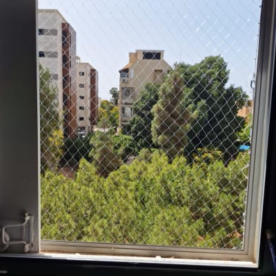רשת מתכת על חלון למניעת כניסת יונים