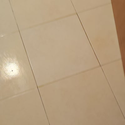 רצפת אריחים בהירה עם קווים ישרים