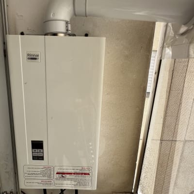 מחמם מים גז מותקן על קיר עם צינור פליטה