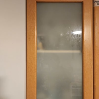 דלת זכוכית עם מסגרת עץ