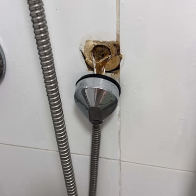 נזילה בצינור מים על קיר אריחים