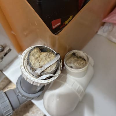 צינור פתוח עם סתימה וחומרי ניקוי