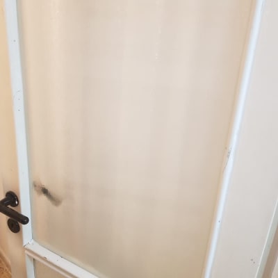 דלת זכוכית חלבית עם ידית שחורה