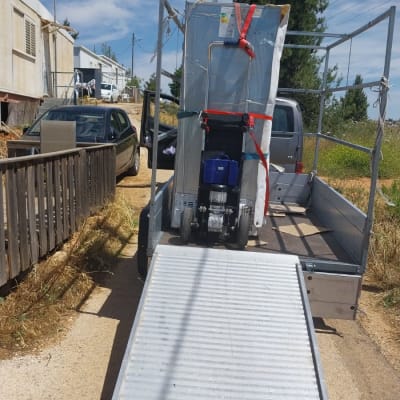 מקרר קשור בעגלה עם רמפה להובלה