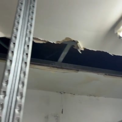 תקרה עם חור גדול ותאורת פלורסנט
