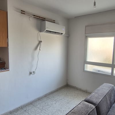 מזגן מותקן על קיר בחדר מגורים