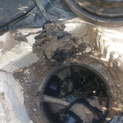 פתח ביוב עם צינור יניקה של משאית ואקום