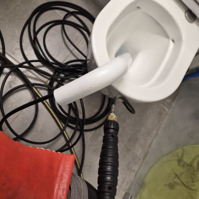 ניקוי שירותים עם ציוד אינסטלציה מקצועי