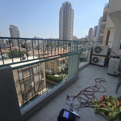 מרפסת עם מזגנים, כבלים וכלים שונים