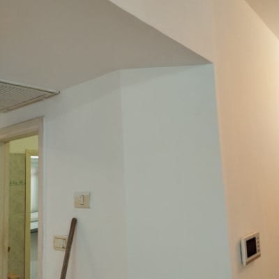 קיר צבוע בלבן עם מקל צביעה