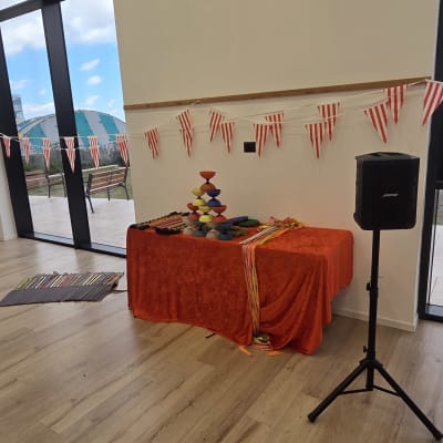 שולחן עם קישוטים צבעוניים למסיבת יום הולדת