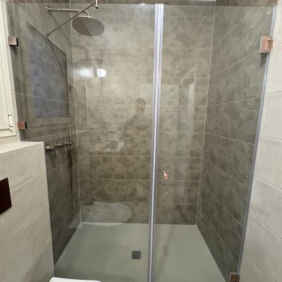 מקלחון זכוכית עם ראש מקלחת עגול