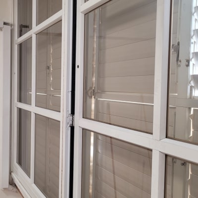 חלון זכוכית עם תריסים פנימיים
