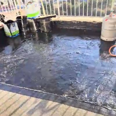 משטח אטום בזפת עם דליים וגז