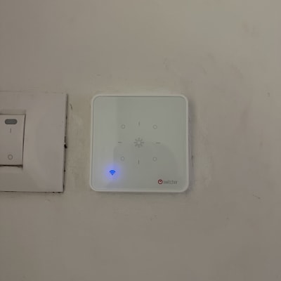 מתג חכם על קיר עם חיווי כחול