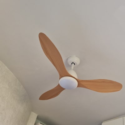 מאוורר תקרה עם שלושה להבים מעץ