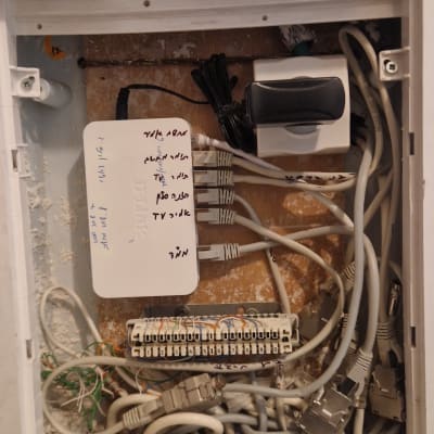 ארון תקשורת עם כבלים וחיבורים שונים