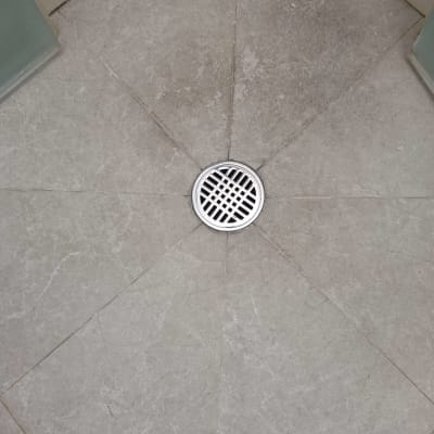 תמונה של רצפה עם ניקוז במקלחת