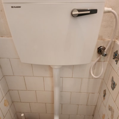 ניאגרה לבנה עם צינור מים מחובר לקיר