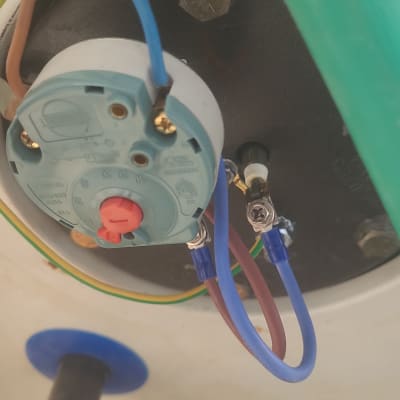 חיבורים חשמליים וצינורות בדוד שמש