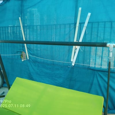 מסגרת מתכת עם כיסוי בד ירוק וכחול