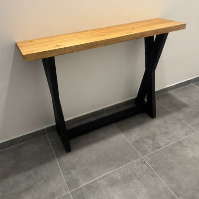 שולחן עץ עם רגלי מתכת על רצפת אריחים אפורה