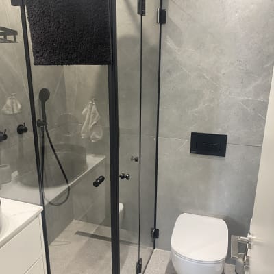 מקלחת עם דלת זכוכית ושירותים