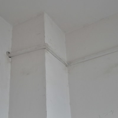 תמונה של חוטי חשמל מותקנים על קיר