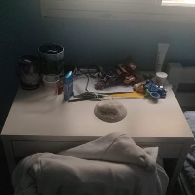 שולחן עם חפצים שונים, כולל מספריים ומטען