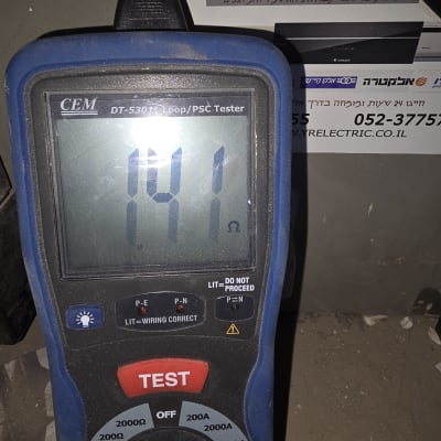בודק לולאה חשמלי עם תצוגת התנגדות.