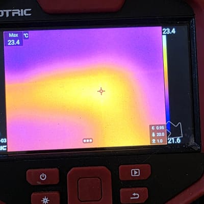 מצלמה תרמית מציגה תמונה צבעונית של חום