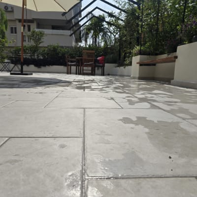 ריצוף חוץ עם צמחים וריהוט גן