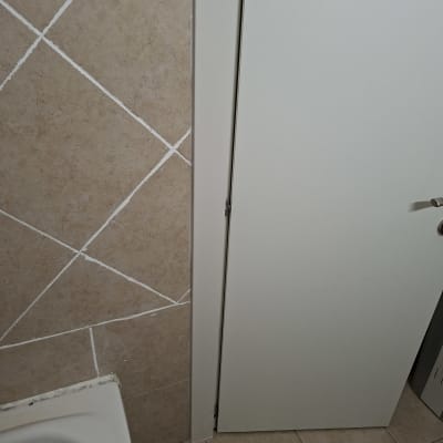 דלת וחיפוי קיר בחדר אמבטיה