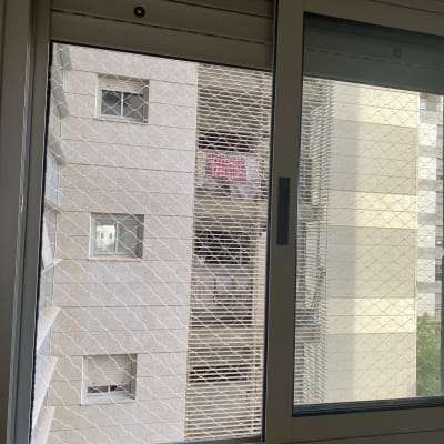 רשת על חלון למניעת כניסת יונים