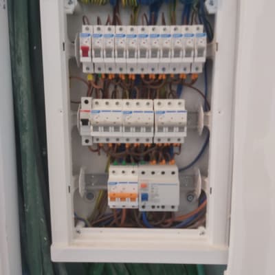 לוח חשמל עם מפסקים וחוטים צבעוניים