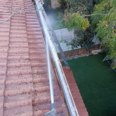 ניקוי גג רעפים עם צינור מים