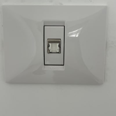 שקע רשת קיר לבן עם כיתוב NISKO