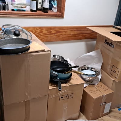 ארגזים עם כלי מטבח מסודרים בפינה