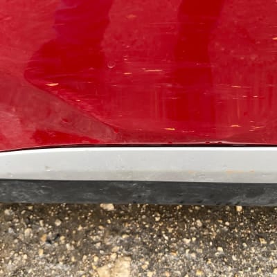 חלק תחתון של רכב עם שריטות בצבע אדום
