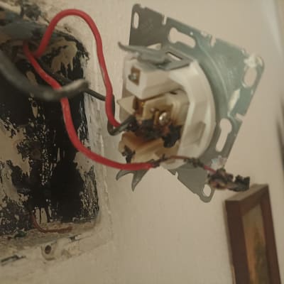 שקע חשמלי עם חוטים חשופים ונזק