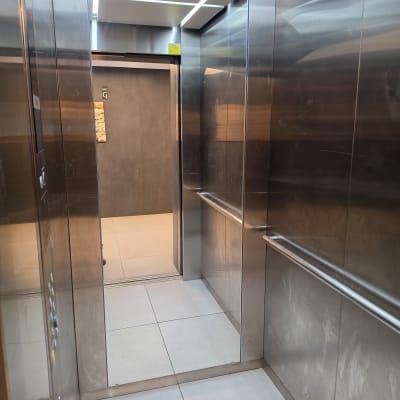 מעלית עם דלתות מתכת פתוחות