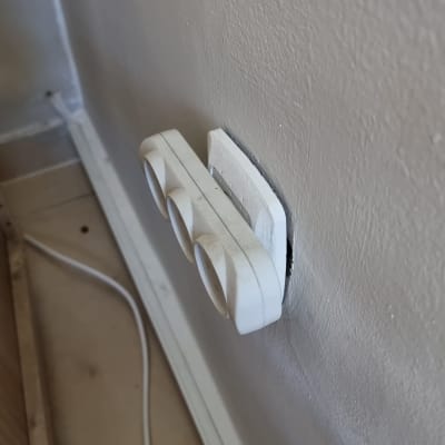 שקע חשמל תלת-פאזי מותקן על קיר