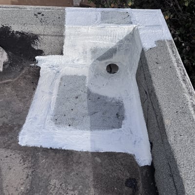 איטום גג עם חומר לבן סביב צינור