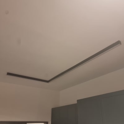 תאורת תקרה שקועה עם פסי לד